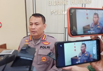 Kabid Humas Polda Jatim Kombes Dirmanto saat memberikan keterangan pers 