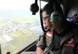 Kepala BNPB Letjen TNI Suharyanto saat memantau arus mudik