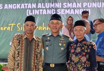 Danrem 081/DSJ Kolonel Inf H. Sugiyono bersama guru SMAN Punung, Kabupaten Pacitan, Sabtu (13/4)