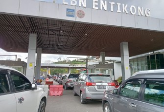 Pelintas mudik melewati PLBN Entikong, Minggu (15/4)