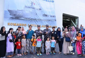 Pangkolinlamil Laksda TNI Hudiarto Krisno Utomo saat menyambut pemudik arus balik di dermaga Kolinlamil Jakarta, Senin (15/4)