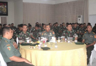Danmenarmed 2 Kostrad Letkol Arm Siswo Budiarto beserta jajarannya mengikuti halal bihalal bersama Pangkostrad secara virtual, Selasa (16/4)