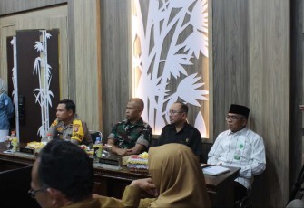 Kasdim 1001/HSU-BLG Kapten Inf Andi Tiro saat menghadiri rapat paripurna 