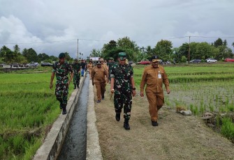 Pangdam XVIII Mayjen TNI Ilyas Alamsyah saat meninjau lokasi dan peresmian program pipanisasi 