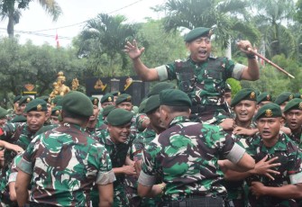 Danmenarmed 2 Kostrad Letkol Arm Siswo Budiarto saat mengunjungi Batalyon Armed 1 Roket Ajusta Yudha, Rabu (17/4)