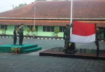 Danmenarmed 2 Kostrad Letkol Arm Siswo Budiarto saat upacara bendera 17-an di Yonbekang 2 Kostrad 