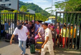 Suasana pelintas batas antarnegara di PLBN Entikong Kabupaten Sanggau Kalbar 