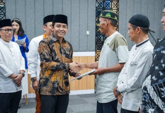 Wamen ATR/BPN Raja Juli Antoni saat memberikan sertipikat tanah wakaf di Kabupaten Bekasi