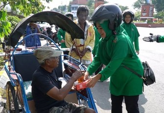 Kegiatan baksos Persit Korem 081/DSJ