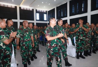 Kasum TNI Letjen TNI Bambang Ismawan saat mengunjungi Mako Koarmada III Sorong, Minggu (21/4)