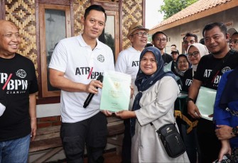 Menteri ATR/BPN Agus Harimurti Yudhoyono bersama ibu Yuyun warga Kabupaten Cianjur, Minggu (21/4)
