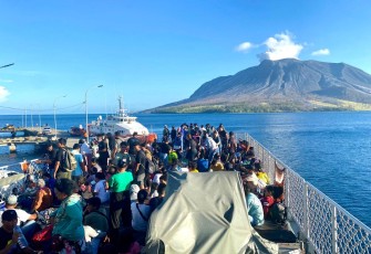 Warga Pulau Tagulandang dievakuasi menggunakan KRI Kakap 811 setelah terjadi erupsi gunungapi Ruang, Kabupaten Sitaro, Sulawesi Utara