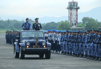 Danlanud Sultan Hasanuddin Marsma TNI Bonang Bayuaji G, saat inspeksi pasukan dalam upacara peringatan HUT ke 78 TNI AU, Senin (22/4)