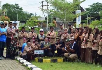 Penanaman pohon di PLBN Aruk, Senin (22/4)
