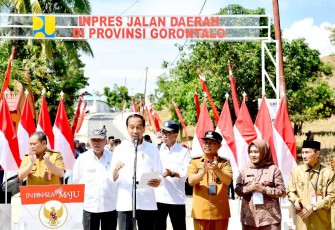 Presiden Joko Widodo saat memberikan keterangan pers usai meresmikan penanganan 5 ruas jalan daerah di Gorontalo, Senin (22/4)
