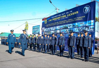 Danlanud SUT Kolonel Nav Sani Salman Nuryadin saat inspeksi pasukan dalam upacara HUT ke 78 TNI AU, Senin (22/4)