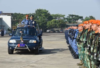 Kadislitbangau Marsekal Pertama TNI Tjatur Pudji Handojo saat pengecekan prajurit dalam upacara HUT ke 78 TNI AU di Bandung, Senin (22/4)