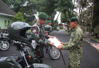 Danmenarmed 2 Kostrad Letkol Arm Siswo Budiarto saat menyerahkan sepeda motor dari Kemhan RI, Senin (22/4)