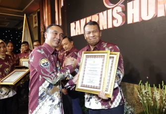 Kabid Humas Polda Jatim Kombes Dirmanto saat menerima penghargaan dari Kadivhumas Polri Irjen Pol Dr H Sandi Nugroho dalam Rakernis Humas Polri 2024 di Surabaya, Senin (22/4)