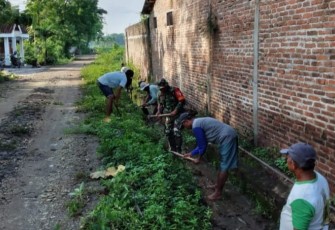 Kerja bakti bersihkan lingkungan bersama warga