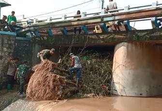 Pembersihan sampah di bawah jembatan sungai wilayah desa binaan 