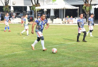 Pangdam Jaya Mayjen TNI Mohamad Hasan saat menggiring bola, Selasa (23/4)