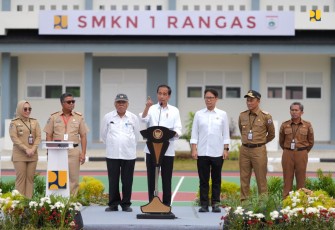 Presiden Joko Widodo saat memberikan sambutan dalam peresmian SMKN 1 Rangas