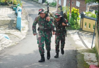 Lari lintas medan prajurit Yonarmed 11 Kostrad, Rabu (24/4)