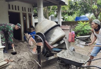 Gotong royong bantu rehab rumah warga desa binaan 