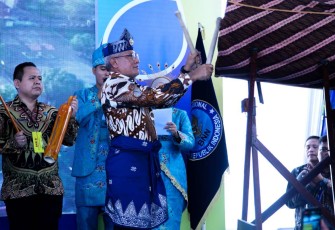 Kepala BNN RI Marthinus Hukom tabuh beduk resmikan pencanangan Desa Bersinar di Kelurahan Selat Tanjung Medan, Rabu (24/4)