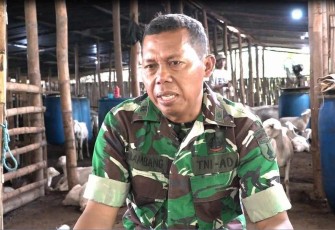 Peltu Bambang saat mengisahkan perjalanan membantu masyarakat 