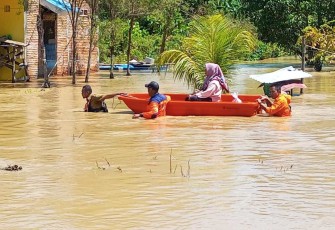 Petugas BPBD Kabupaten Luwu evakuasi warga terdampak, (23/4)