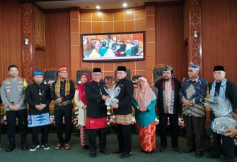 Wali Kota Depok Dr KH Mohammad Idris memberikan bingkisan HUT Kota Depok ke-25, Jum'at (26/4)