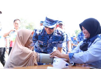 Danlanud Adi Soemarmo Marsma TNI Ridha Hermawan menyapa warga masyarakat dalam bakti kesehatan TNI AU di desa Sobokerto