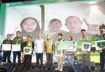 Penghargaan KPI Cilacap Dekarbonisasi dalam Festival Pengendalian Lingkungan Hidup di Jakarta 