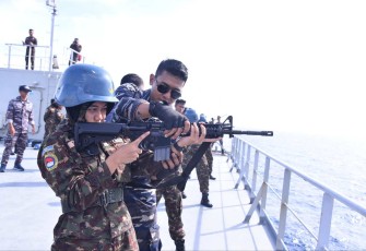 Siswa SMA Taruna Nusantara praktek menggunakan senjata di KRI Palu-523