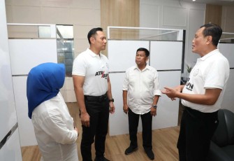 Menteri ATR/BPN Agus Harimurti Yudhoyono saat menerima paparan di Kanwil BPN Provinsi Sulsel, Sabtu (27/4)