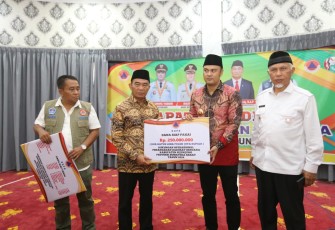 ​​Menko PMK Muhadjir Effendy (dua kiri) menyerahkan dukungan Dana Siap Pakai (DSP) secara simbolis kepada Bupati Sijunjung Benny Dwifa Yusfir (dua kanan) disaksikan Deputi Bidang Penanganan Darurat BNPB Fajar Setyawan (kiri) dan Gubernur Sumatera Barat Mahyeldi Ansharullah (kanan) di Rumah Dinas Bupati Sijunjung, Sumatera Barat, Jumat (26/4).