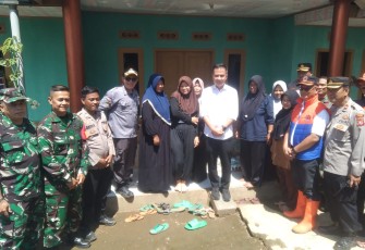 Pj Gubernur Jabar Bey Mahmudin (baju putih) bersama warga terdampak gempa