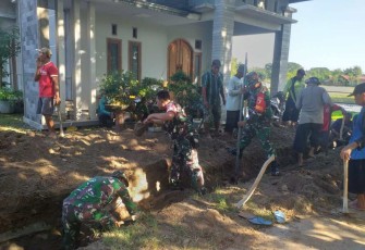 Bantu bongkar gorong-gorong tersumbat di wilayah desa binaan 