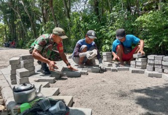 Pasang paving jalan bersama warga binaan