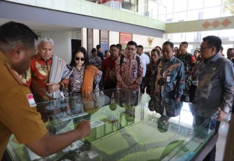 Kepala BNN RI Marthinus Hukom saat menerima pemaparan di PLBN Motaain