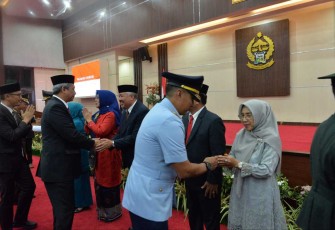 Danlanud Sultan Hasanuddin Marsma TNI Bonang Bayuaji G saat memberikan ucapan selamat 