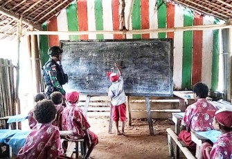 Ajarkan anak-anak menulis dan membaca di pedalaman Papua