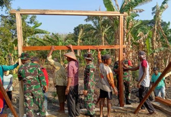 Gotong royong bantu pembangunan rumah warga binaan