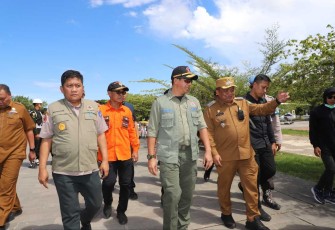 Kepala BNPB Letjen TNI Suharyanto saat menerima pemaparan kondisi terkini di lokasi longsor Kabupaten Luwu, Selasa (7/5)