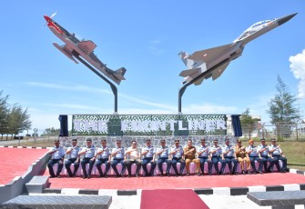 Foto bersama usai peresmian tugu pesawat lanud RSA