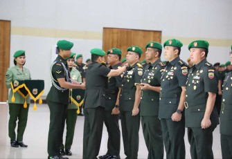 Pangdam I/BB Mayjen TNI Mochammad Hasan saat melantik Danrem 032/Wbr Brigjen TNI Wahyu Eko Purnomo, Rabu (8/5)
