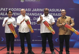 MenkopUKM Teten Masduki menabuh alat kesenian Papua membuka rakor di Biak Numfor 