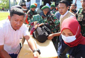 Tim gabungan menurunkan warga yang sakit dari Helikopter Bell BNPB menuju Pos Kesehatan di Pos Komando Utama Tanggap Darurat Banjir dan Tanah Longsor Kabupaten Luwu Sulawesi Selatan, Rabu (8/5).